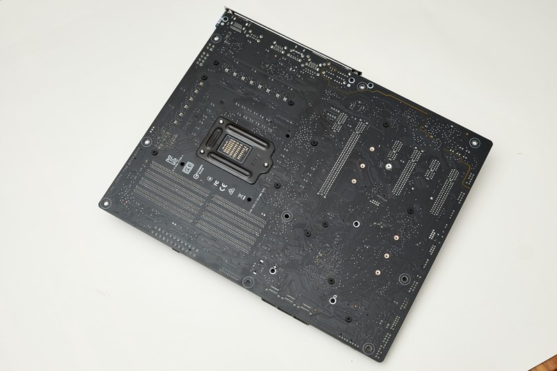 Na poleđini ploče nema bitnih komponenti - sve je smješteno na gornju stranu