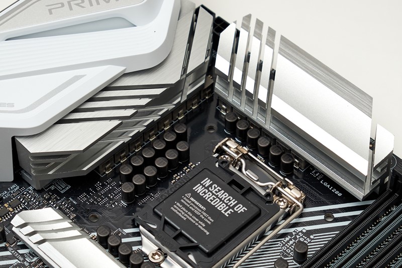 Napajanje je 12+2-fazno, temeljeno na DrMOS tipu efikasnih MOSFET-ova kojima upravlja moderan PWM kontroler