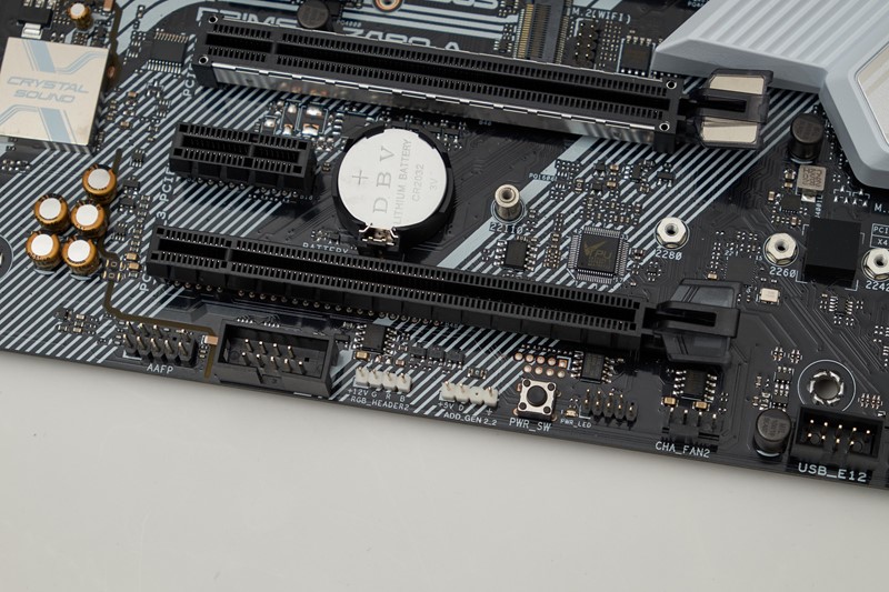 Iako nema naprednu led dijagnostiku i generalno nije fokusirana na overklokere, Prime nudi tipku za uključivanje i isključivanje računala