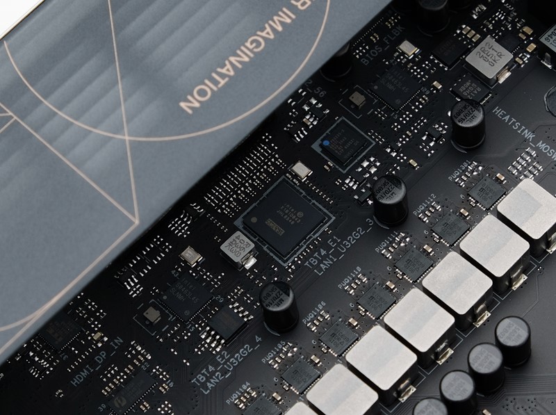 Ispod plastičnog ukrasnog oklopa kriju se Intelovi dodatni kontroleri – veći za Thunderbolt 4 i dva manja za 2,5-gigabitni ethernet