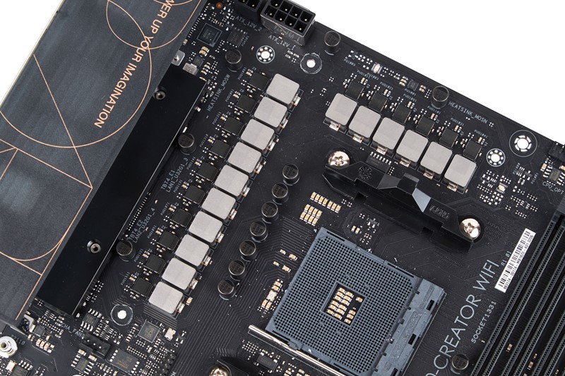 Ispod hladnjaka koji su položeni preko naponske jedinice nalazi se dodatni pasivac za mrežne kontrolere