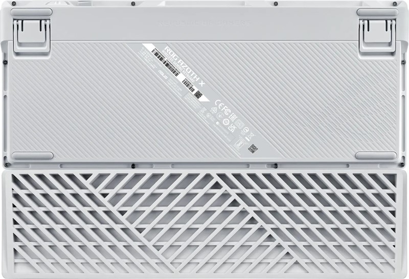 Donja strana kućišta plastična je. Tu se nalaze nožice za promjenu nagiba tipkovnice, premda je ona ergonomski najpovoljnija u početnom, neutralnom položaju – osobito kada se koristi priloženo gumeno odmorište za dlanove