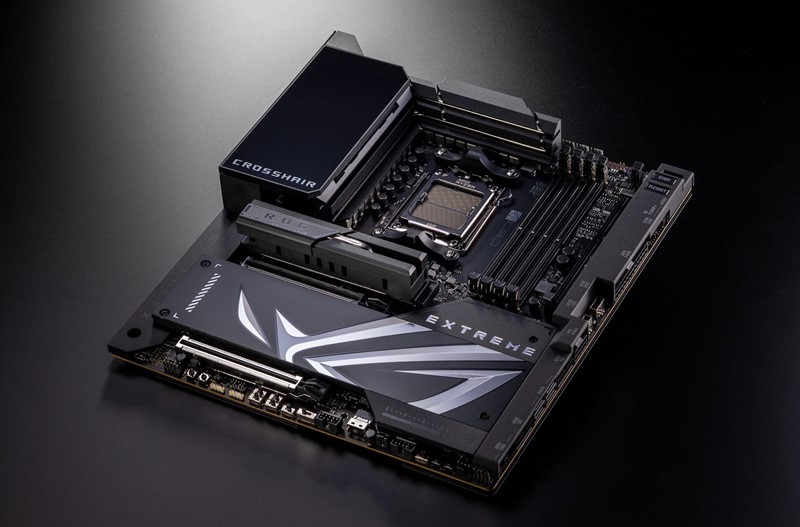 ROG Crosshair X870E Extreme uživo odaje dojam golemog proizvoda, najviše zbog pune E-ATX širine i nestvarno velikog broja hladnjaka i čelika, kojim su obavijeni gotovo svi konektori. Većina portova na desnom boku je zakrenuta, što pomaže u organizaciji kabela unutar kućišta