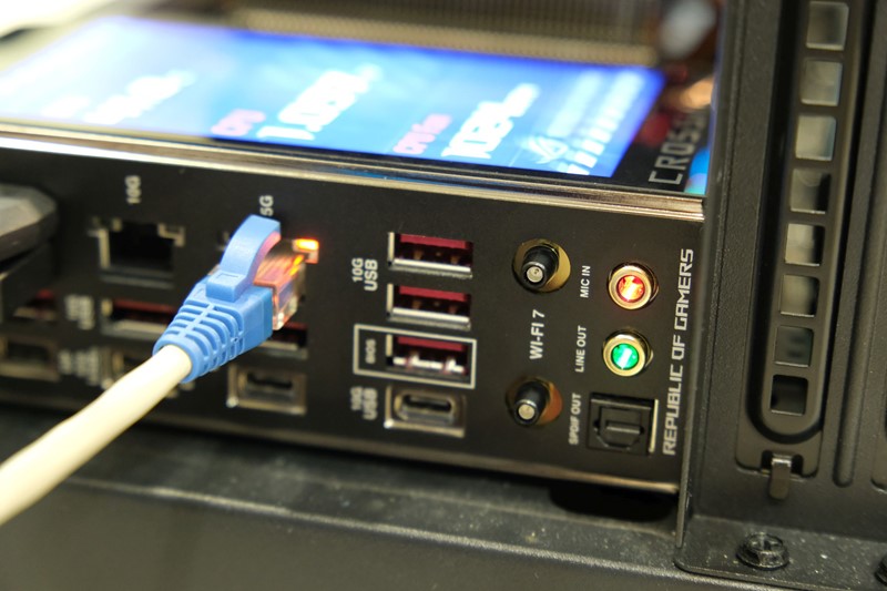 Simpatičan detalj su svijetleći audiokonektori straga, što bi kupcu moglo pomoći da lakše "nabode" ispravan konektor prilikom spajanja slušalica ili mikrofona