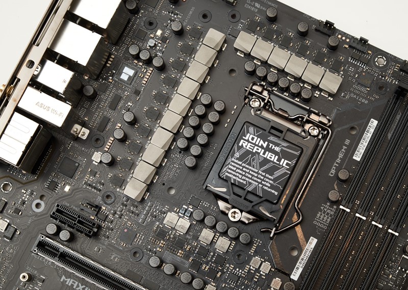 Napajanje procesora jedno je od najmoćnijih koje smo isprobali. Glavni dio temeljen je na Infineonovim 60-amperskim DrMOS-ovima