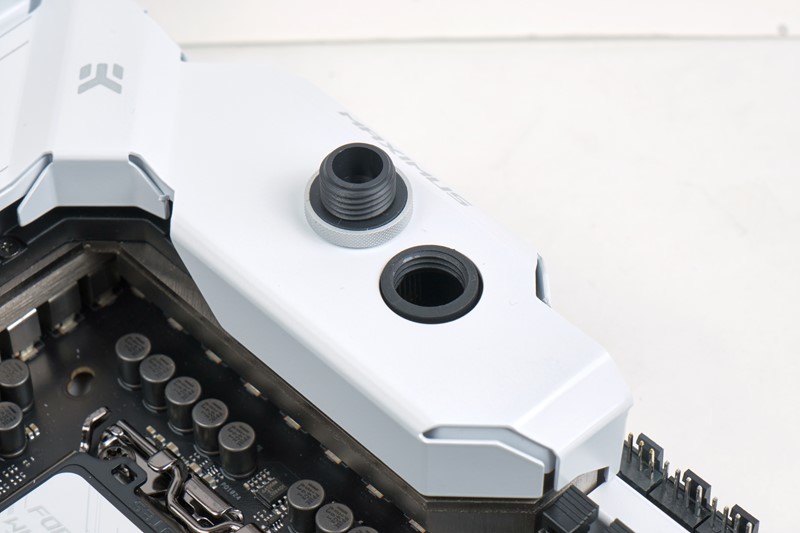 Formula je najzanimljivija korisnicima modularnih sustava vodenih hlađenja budući da ima EKWB vodeni blok 