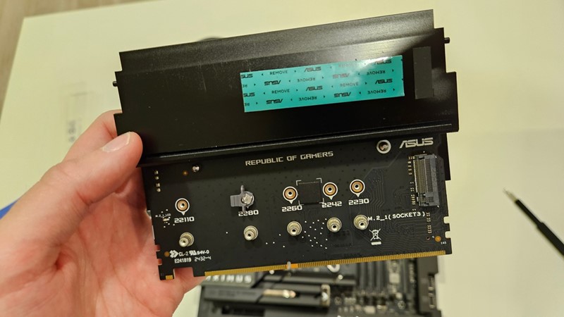 Dodatna dva M.2 konektora osigurana su pomoću priloženog ROG Q-DIMM.2 adaptera. Sa svake strane nalazi se po jedan M.2 PCIe 4.0 x4 konektor s pripadajućim pasivnim hladnjakom