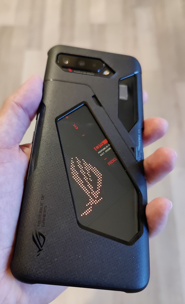 Maska, koja dolazi u paketu s uređajem nudi dodatnu zaštitu u slučaju padova i štiti izbočenu kameru i bljeskalicu, ali ne skriva svijetleći logo na poleđini