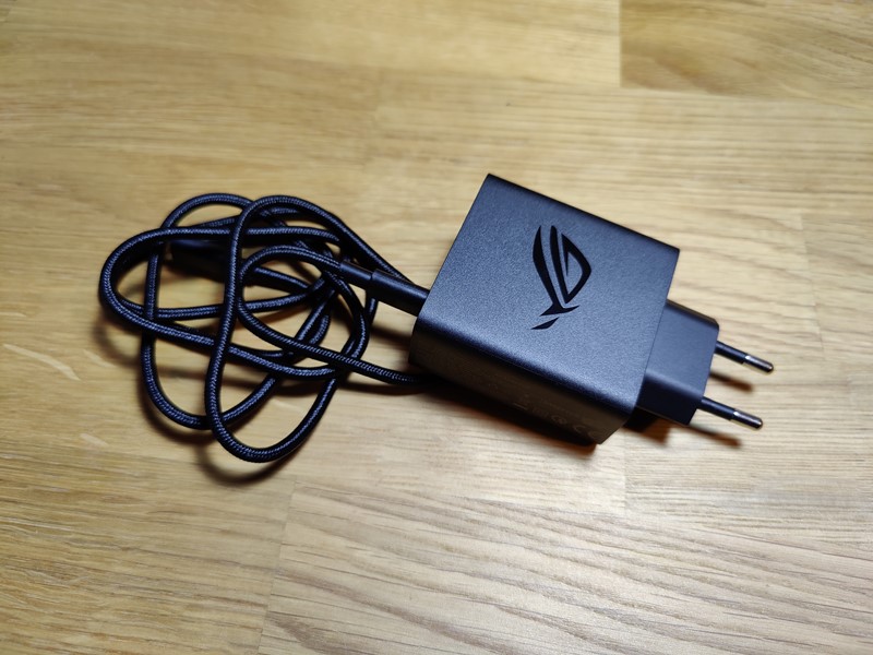 U paketu dolazi brendirani ROG punjač koji omogućava iznimo brzo punjenje s maksimalnih 65W snage