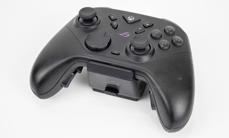 Plastični dock za punjenje dio je paketa, a na njega se gamepad odlaže kad god se ne koristi