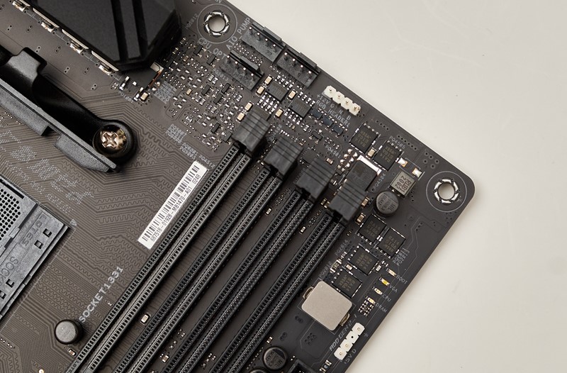 Kraj utora za memoriju imamo jednostavnu led dijagnostiku