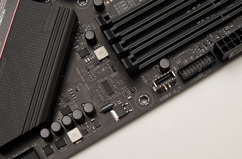 Ispod ATX konektora su interni USB 3.2 konektori