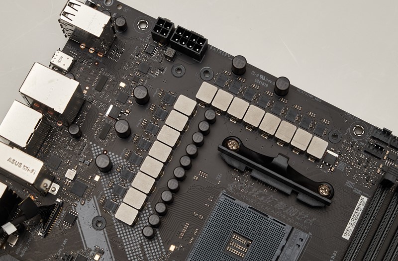 Procesor napaja 14+2-fazni sklop temeljen na DrMOS-ovima