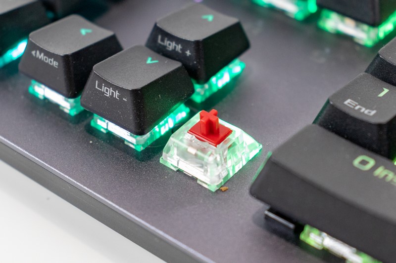 Asusovi linearni mehanički prekidači NX Red u praksi se ponašaju odlično, kako prilikom igranja, tako i dugotrajnijeg tipkanja