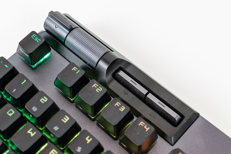 U gornjem lijevom uglu nalazi se polugica za prebacivanje pjesama, metalni kotačić za glasnoću zvuka te dvije dodatne široke tipke. Lijeva zaključava tipku Windows, a desna upravlja svjetlinom pozadinskog osvjetljenja