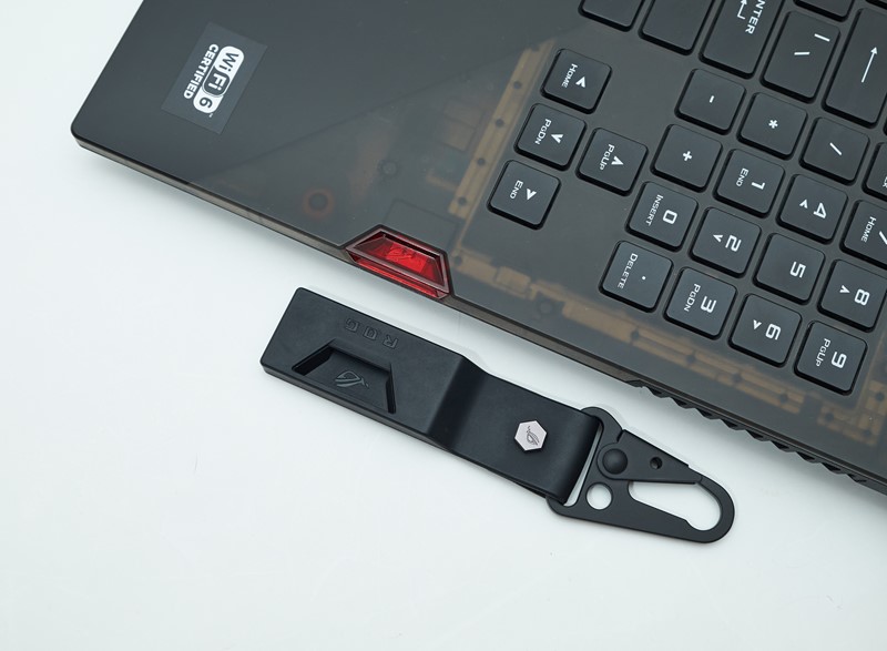 Keystone (crveni umetak na boku laptopa) nakon vađenja možemo ubaciti u ovaj privjesak koji stiže u sklopu dodatne opreme