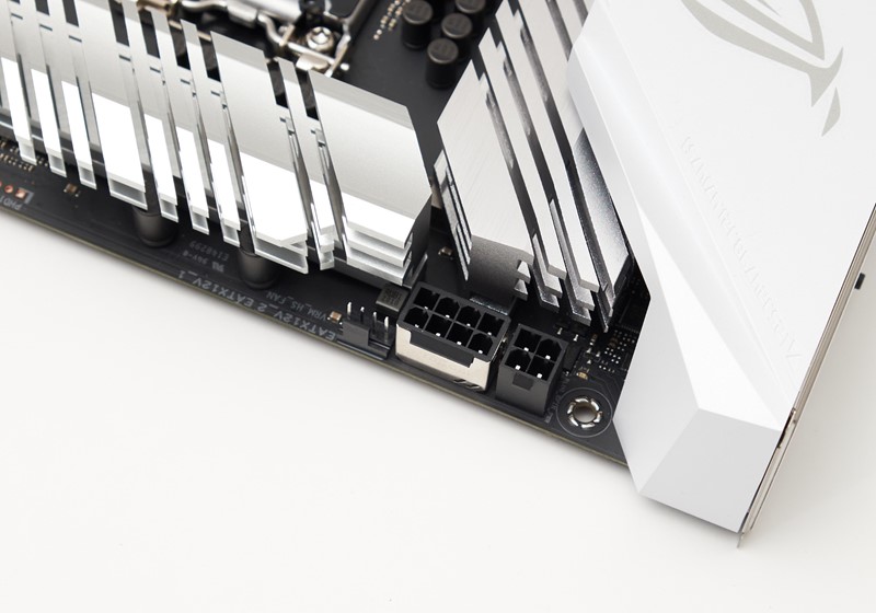 Dodatno napajanje osigurano je preko jednog EPS i jednog P4 konektora, a do njih vidimo i konektor namijenjen spajanju ventilatora za hlađenje VRM hladnjaka