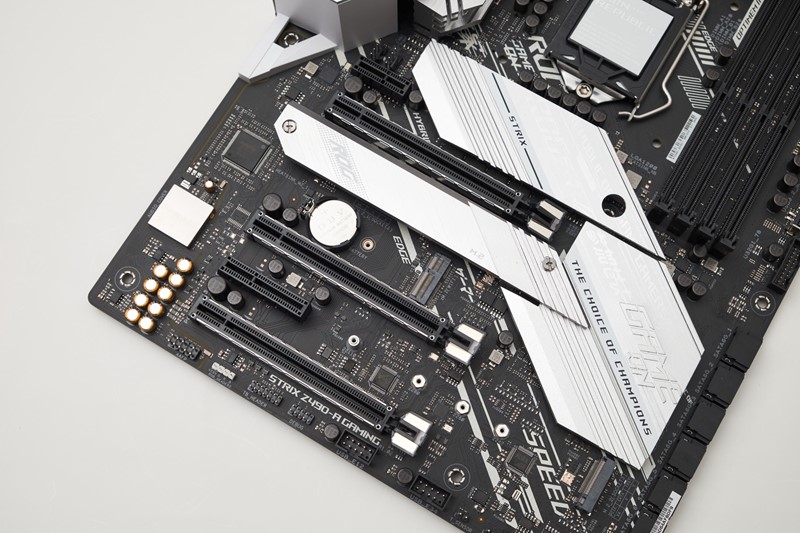 Sva tri PCIe x16 konektora imaju metalnu košuljicu i sva tri su spojena na kontroler u procesoru. Ipak, dva sekundarna ne mogu doći do x8 propusnosti već u najboljem slučaju nude propusnost x4