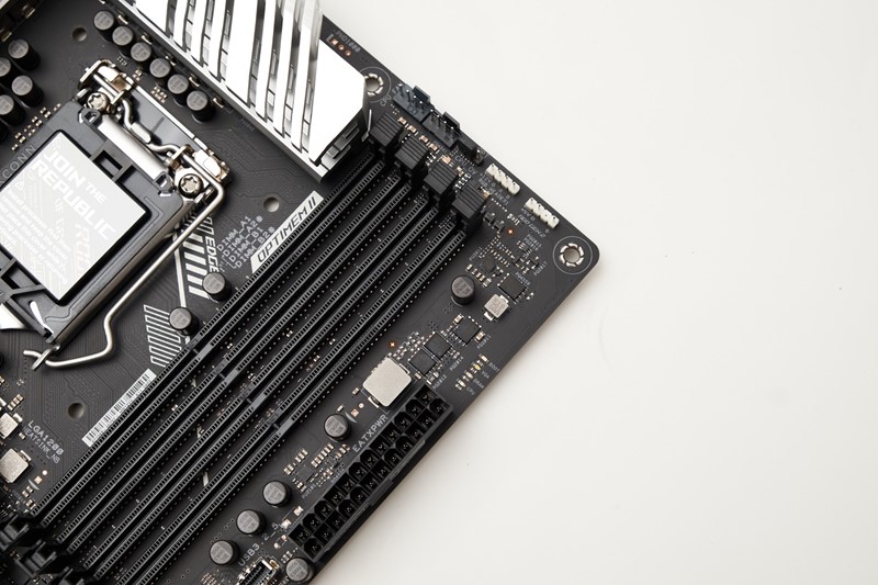 Jednostavna LED dijagnostika smještena je povrh ATX konektora. Konektora za ventilatore na ovom modelu ne manjka