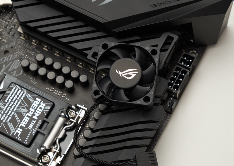 Dio dodatne opreme je i ovaj 40-milimetarski ventilator, namijenjen dodatnom hlađenju VRM hladnjaka. Nažalost, ugradnja nije baš jednostavna zbog upitnog načina montaže nosača 