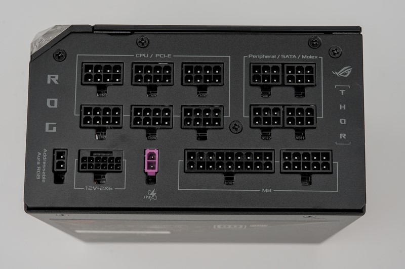 Konektori za kabele dobro su raspoređeni i jasno označeni