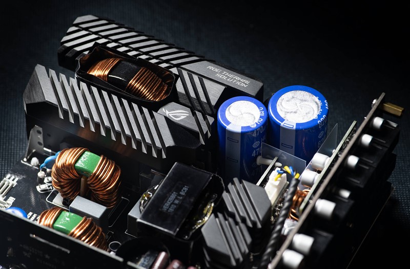 U odnosu na Seasonicovu platformu Prime Ultra Platinum, Thor je dobio masivnije pasivne hladnjake i izrazito tih ventilator – dvije odlične nadogradnje