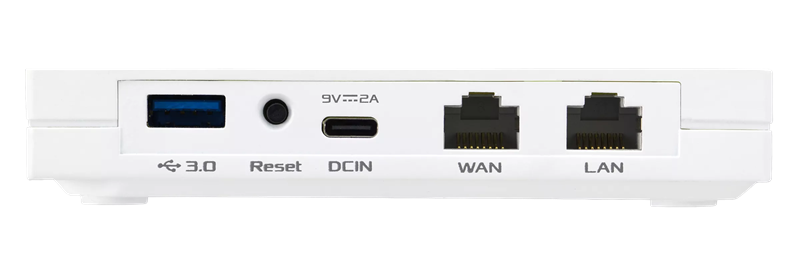 Na jedan od bokova smješteni su svi konektori i uvučeni gumbić za resetiranje