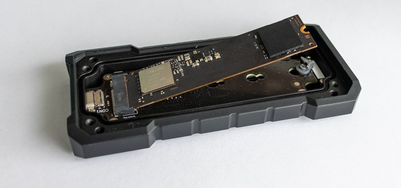 M.2 SSD-ovi fiksiraju se bez korištenja alata, pomoću mehanizma Q-Latch. Nakon zatvaranja kućišta, na čipove naliježe termalna podloška, koja prenosi toplinu na aluminijsko kućište