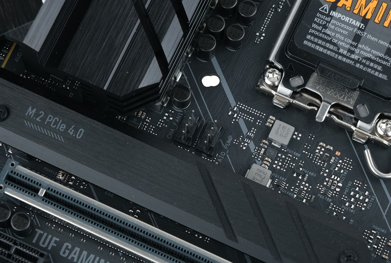 Za spajanje ventilatora na raspolaganju nam je sedam konektora, no dva su malo šlampavo postavljena praktički u sredinu ploče. Iznad ventilatora vidljive su rupe za ugradnju hladnjaka za procesor koje podržavaju i hladnjake za LGA-1200