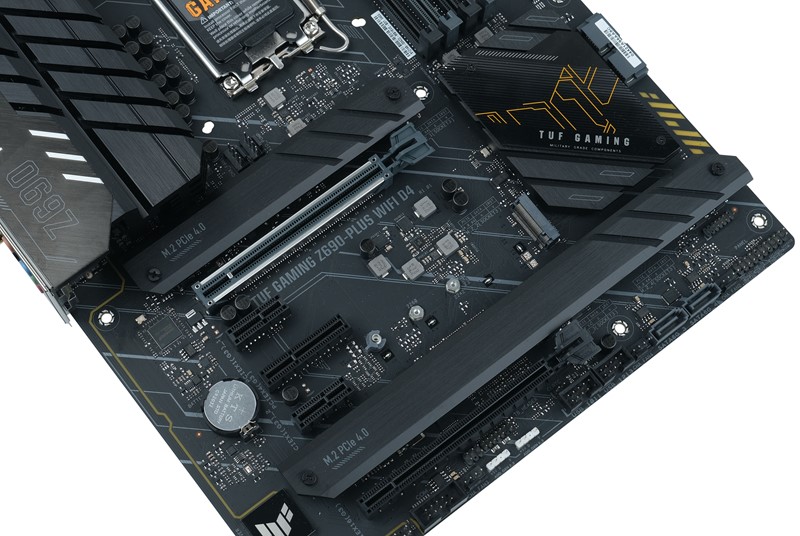 Ploča nudi čak četiri M.2 utora pune brzine (PCIe 4.0 x4) s tim da tri imaju pasivne hladnjake. Dodatne M.2 SSD-ove možemo instalirati uporabom adaptera zahvaljujući dobroj konfiguraciji sekundarnih PCIe utora