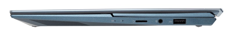 S desne strane nalazi se jedan USB konektor, konektor za slušalice, utor za microSD karticu i dvije LED-ice