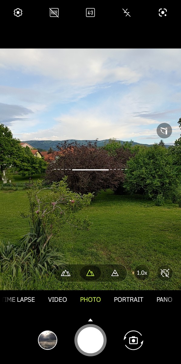 Aplikacija za fotografiranje i snimanje videa lijepo je organizirana, iznimno bogata opcijama i intuitivna za korištenje