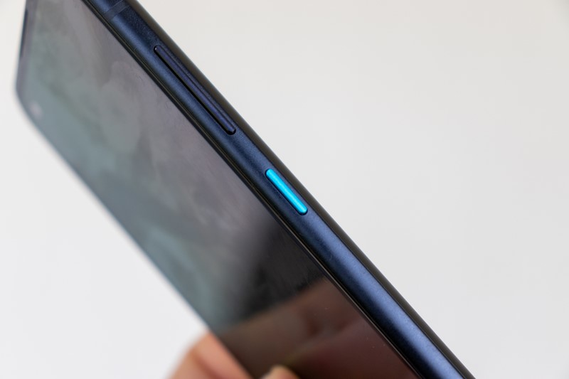 Plavozelenoj tipki Power, smještenoj na desni bok mobitela, mogu se dodijeliti dodatne dvije funkcije (dvostruki pritisak te pritisak i držanje)