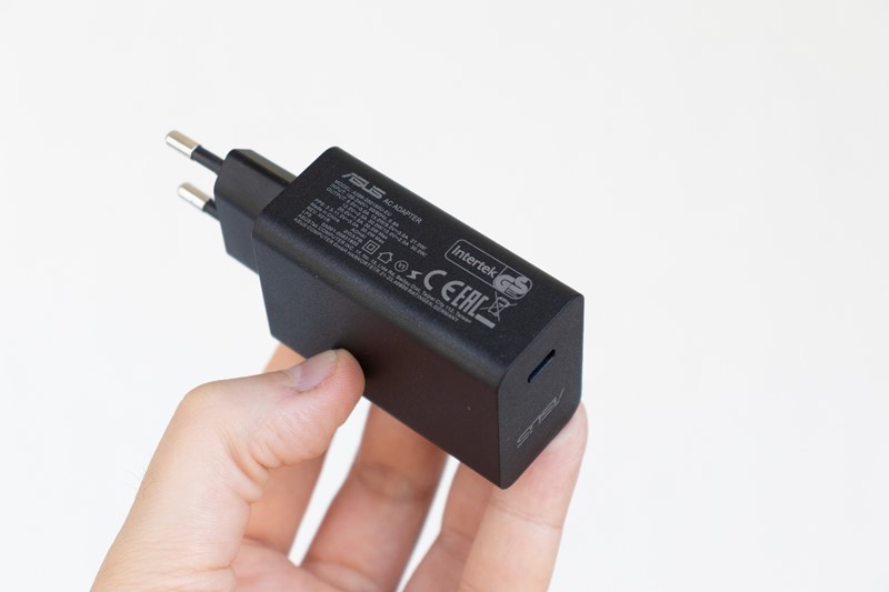 Priloženi 30-vatni HyperCharger podržava Quick Charge 4.0 te je u pola sata sposoban napuniti 60% baterije mobitela