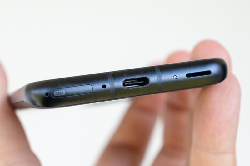 Na donjem bridu su ladica za dvije Nano-SIM kartice, notifikacijska LED-ica, USB-C konektor te jedan od dva zvučnika