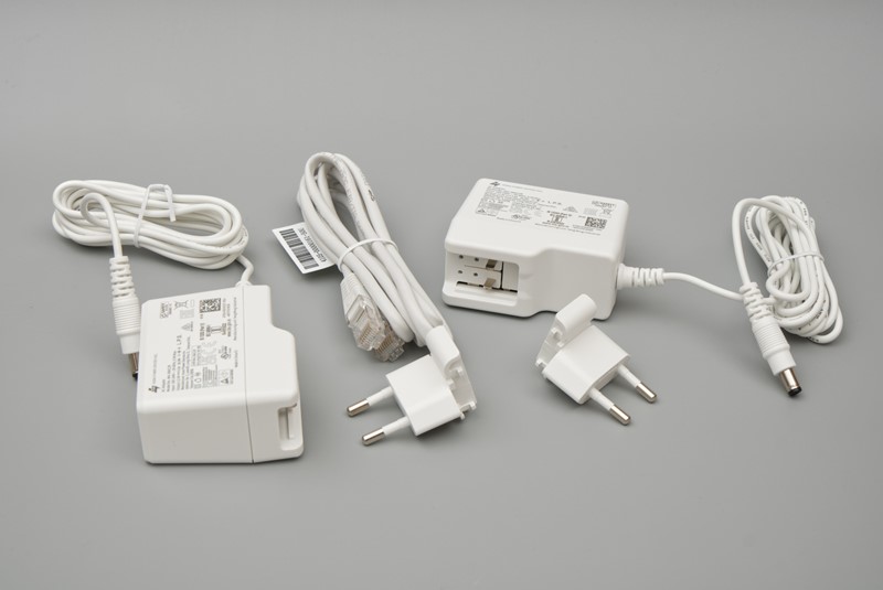 S routerima dobiju se dva strujna adaptera, svaki s Europlug nastavkom (u kutiji se isporučuju i nastavci za UK električnu mrežu), te jedan mrežni kabel