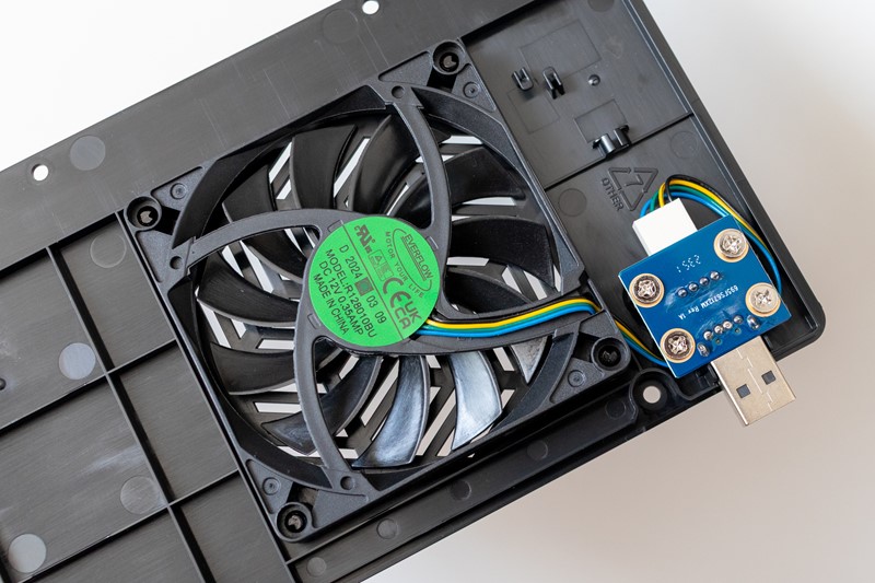Ugrađeni 80-milimetarski ventilator u radu je vrlo tih, štoviše, nemoguće ga je čuti s udaljenosti veće od dva metra. Smješten je ispod NVMe SSD-ova, a zagrijani zrak iz kućišta izvlači kroz brojne perforacije