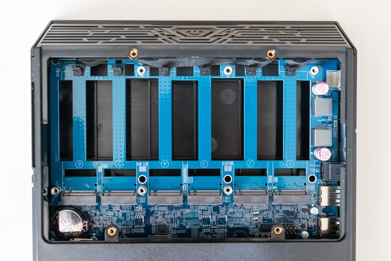 Svih šest utora za NVMe SSD-ove opremljeno je mehanizmom za njihovo fiksiranje bez vijaka i alata. Trebat ćete samo odvijač, kako biste otvorili poklopac na donjoj strani NAS-a