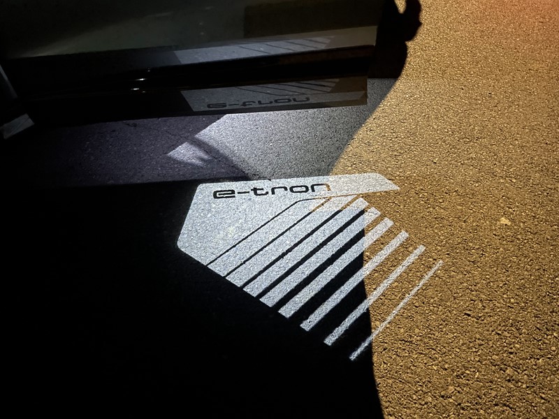 Projekcija logotipa iz vozačkih vrata na cestu