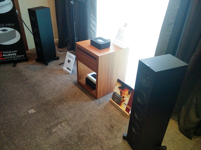 Kako ne bi sve ostalo na basnoslovno skupim sustavima, zagrebačka tvrtka Sigma Audio Koncept uparila je Bluesound Powernode 2 s KEF-ovim zvučnicima Q550, nedavno izdanim nasljednicima kućnih floorstandera s odličnim omjerom cijene i performansi
