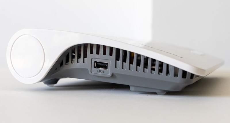 Bočni USB 2.0 konektor može se iskoristiti za spajanje vanjskih medija s podacima, pisača ili 4G modula