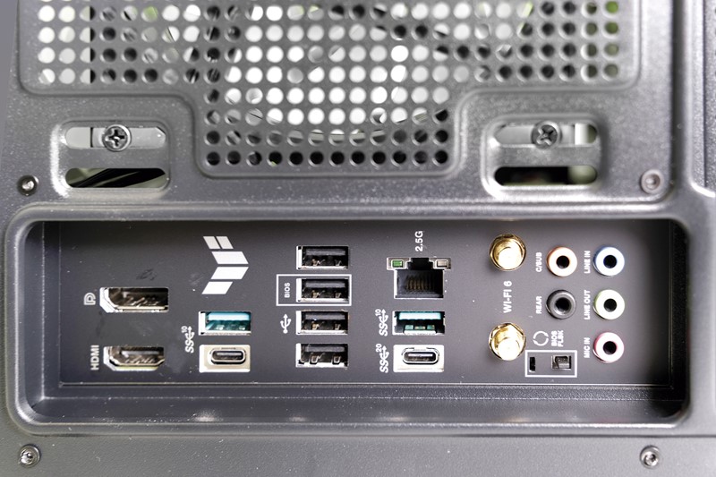 Stražnja pločica s konektorima posjeduje sve bitne konektore, ali svejedno bismo voljeli vidjeti veći broj bržih USB-ova