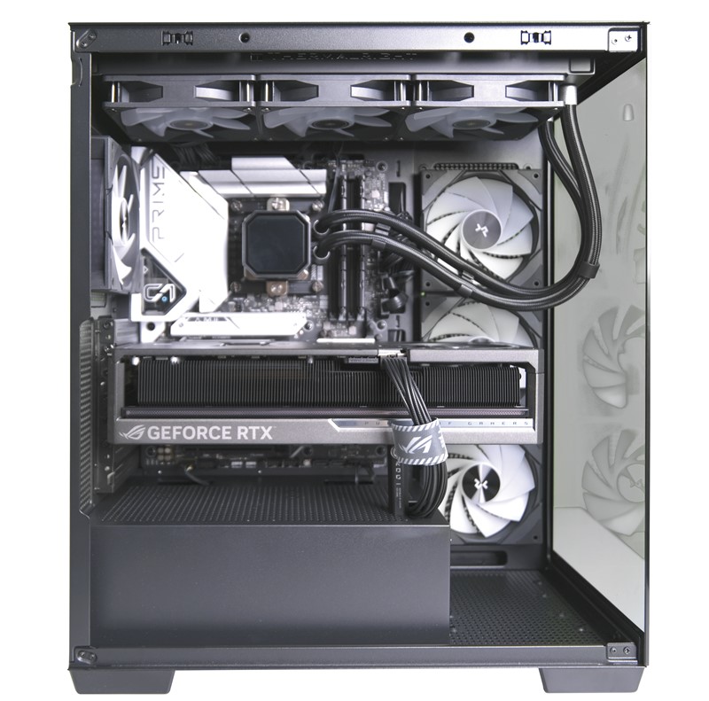 Daleko najveći dio prostora otpada na golemu grafičku karticu koju potpisuje Asus. Procesor je ohlađen vrlo dobrim Thermalrightovim vodenim hlađenjem, a kako svi ventilatori posjeduju bijele lopatice, estetski sklad komponenti na visokoj je razini