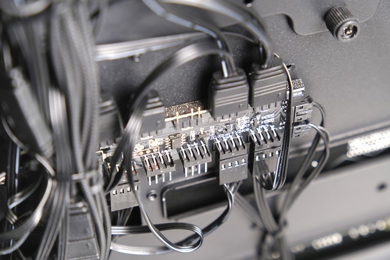 Svi ventilatori kućišta spojeni su na kontroler, a osvjetljenjem se može upravljati pomoću tipke na kućištu ili bilo koje aplikacije za tu svrhu