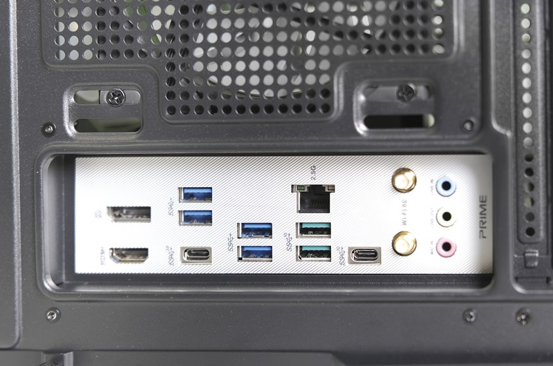 Asusova ploča nudi pristojan broj i raspored konektora, ali pokoji USB više ne bi bio naodmet