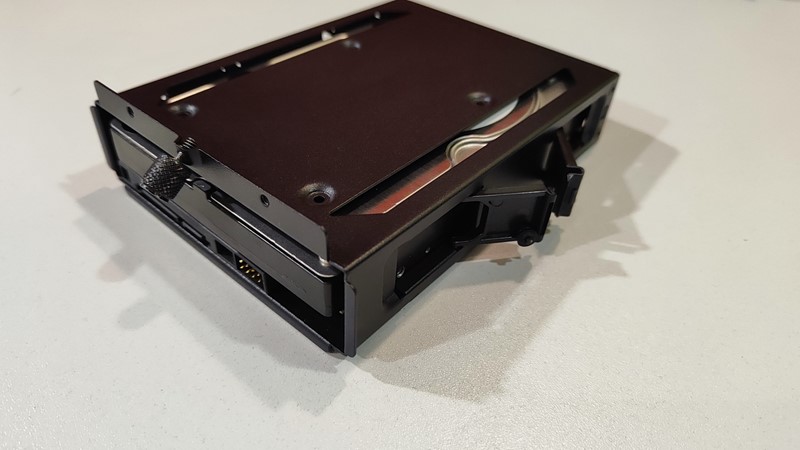 Ugradnja 3,5" HDD-a jednostavna je – disk je potrebno gurnuti u priloženi kavez te je potom potrebno zatvoriti četiri plastične kopče