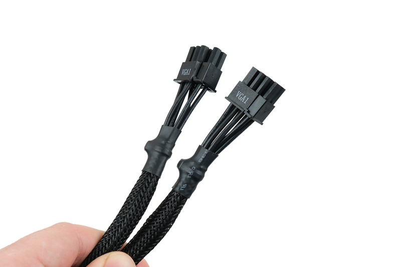 Gdje završava mrežica, a to je blizu svakog konektora, ispod termo bužira nalazi se glomazna plastična vezica. Moglo je to i elegantnije biti riješeno.