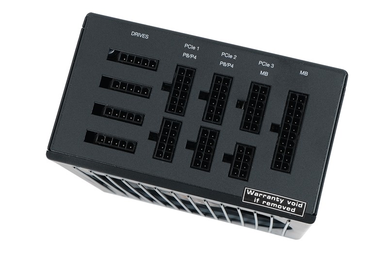 Kod spajanja kabela na napajanje nema dilema – konektori za SATA i molex kabele uski su i maleni