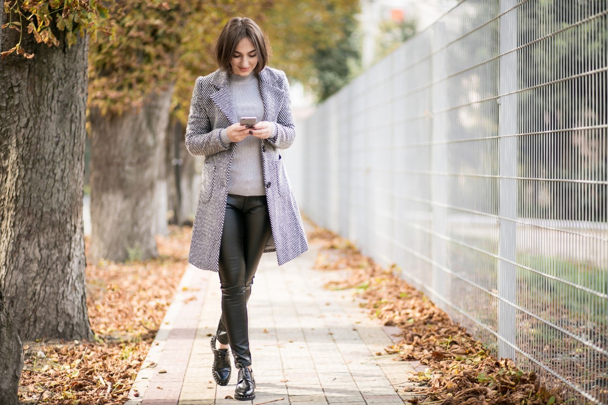Hodanje i istovremena uporaba mobitela nepovoljno utječu na, neočekivno, zglobove u koljenu 📷 © Freepik / senivpetro