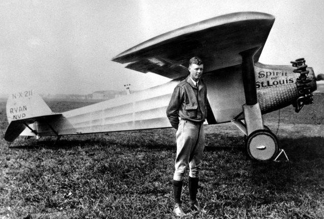 Prvi čovjek koji je ostvario neprekinuti let preko Atlantika bio je amerikanac Charles Lindbergh u zrakoplovu nazvanom Spirit of St. Louis, 1927. godine